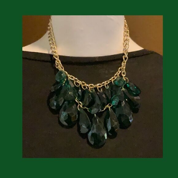 Vintage Emerald Green Statement Necklace - Picture 3 of 3